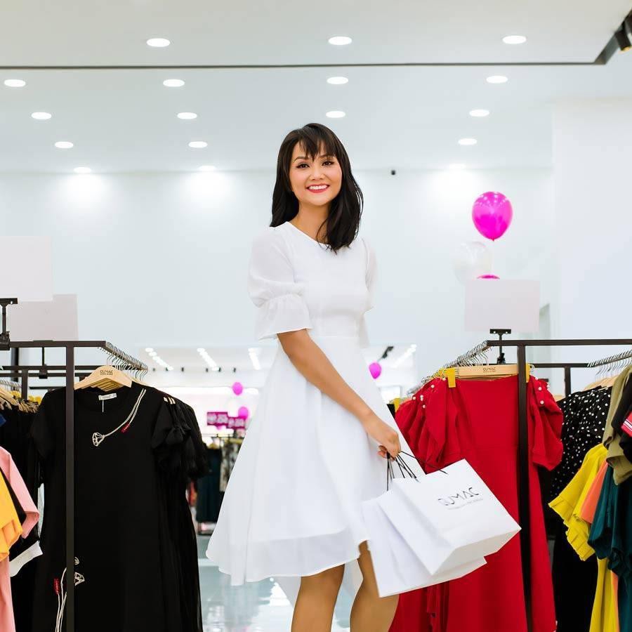 Thiết kế ngang gối, chỉn chu, tinh tế nhưng vẫn nổi bật không kém khi khéo léo để lộ đôi chân dài mơ ước. Thiết kế ngang gối, chỉn chu, tinh tế nhưng vẫn nổi bật không kém khi khéo léo để lộ đôi chân dài mơ ước.