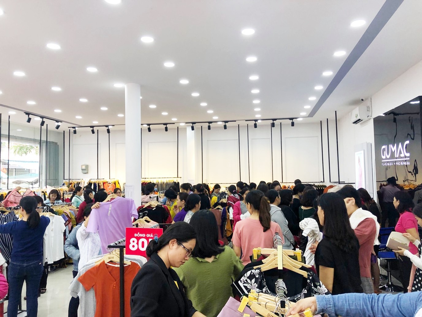 KHÁCH HÀNG GHÉ MUA SĂN TẠI GUMAC cảnh mua hàng tại gumac