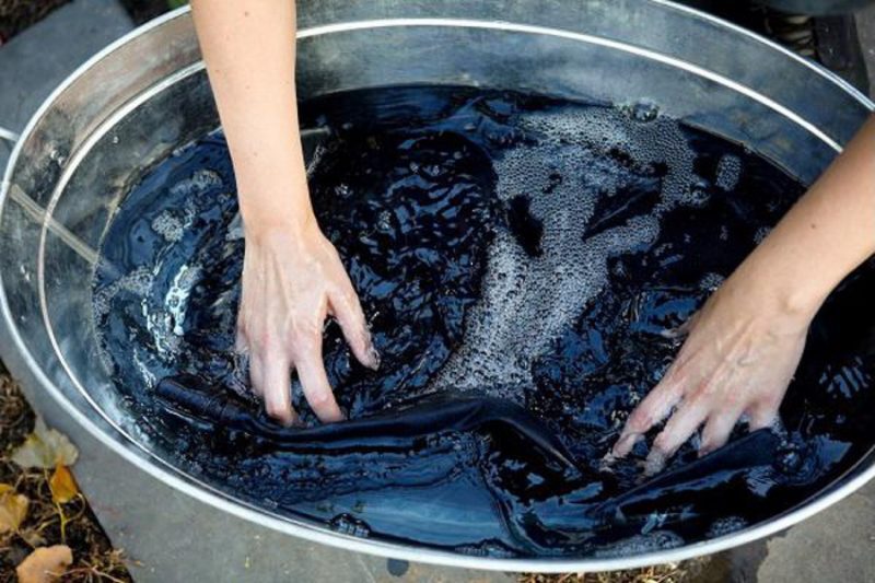 Cách giặt quần jean không phai màu với nước lạnh