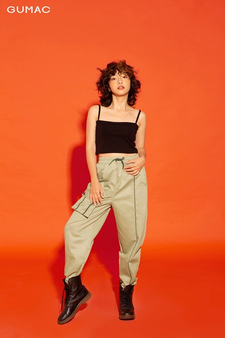 quần jogger túi hộp kết hợp áo croptop hai dây ôm body 