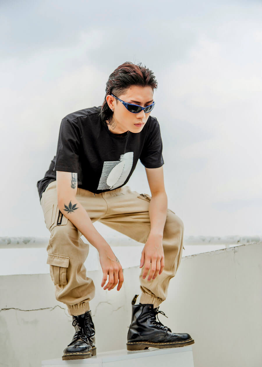 quần kaki cargo pants phối với áo thun đen cực chất