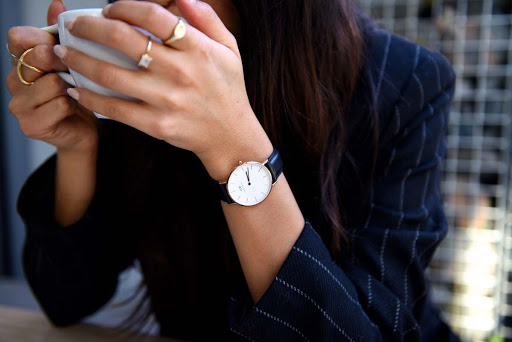 Đồng hồ nữ mặt trắng thanh lịch Đồng hồ nữ mặt trắng thanh lịch