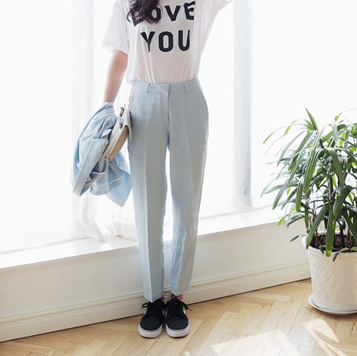 Làm mới bộ vest đứng đắn bằng đôi giày thể thao là cách dễ dàng và hiệu quả.