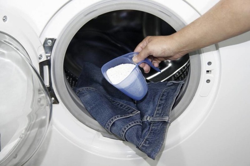 Sử dụng chất tẩy nhẹ để giữ quần jean bền màu