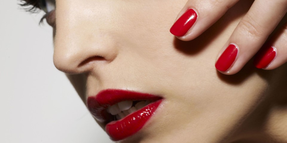 màu nail phù hợp với những sắc váy lung linh