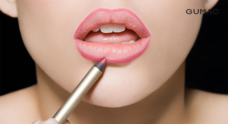Dùng chì kẻ viền môi tạo đôi môi mọng 