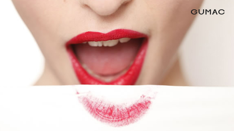 Dùng giấy lau lớp son môi 