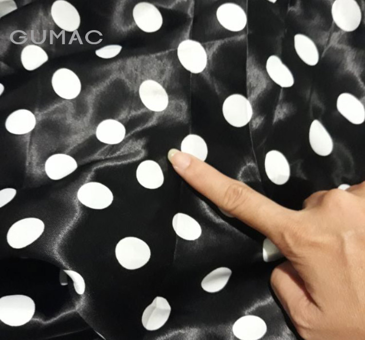 Vải phi bóng chấm bi